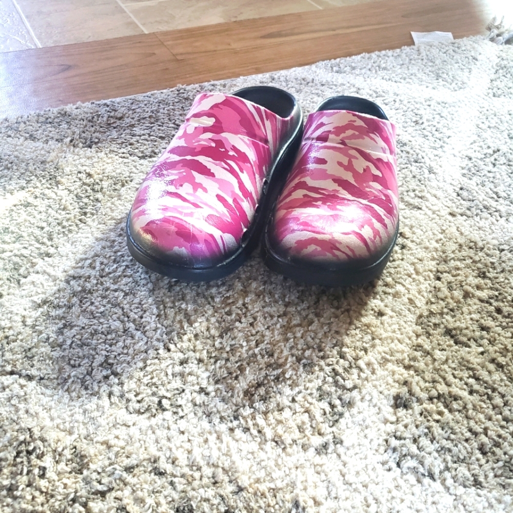 Oofos clogs